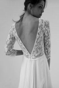 HELOÏSE Robe de mariée décolleté dos V en dentelle de Calais Caudry