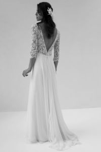 HELOÏSE : Bulle de douceur d’un buste décolleté bateau tout en Dentelle de Calais-Caudry. Sensualité d’un grand décolleté V dans le dos et de manches 3/4. Une robe de mariée bohème chic.