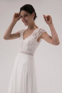 HONEY : Pleine de détails, une robe de mariée en Dentelle de Calais-Caudry soulignée de guipure pour une allure moderne et romantique.