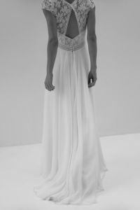 HONEY : Pleine de détails, une robe de mariée en Dentelle de Calais-Caudry soulignée de guipure pour une allure moderne et romantique.