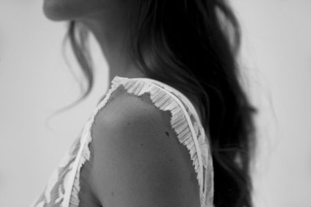 HONEYMOON : Une robe de mariée effrontée composée d’une jupe et d’une sur-robe en Dentelle de Calais-Caudry et tulle plissée, légère, très légère !