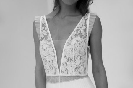 HONEYMOON : Une robe de mariée effrontée composée d’une jupe et d’une sur-robe en Dentelle de Calais-Caudry et tulle plissée, légère, très légère !