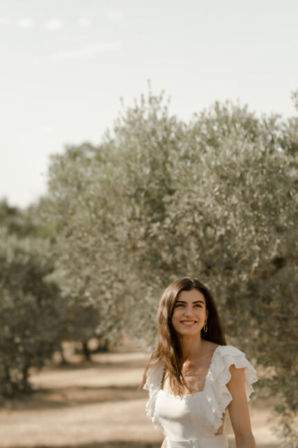 LA ROBE LYRICAL est une robe de mariée moderne en crêpe fluide et guipure écoresponsable. La jupe est fourreau, fendue sur la jambe, la taille marquée par une ceinture et son décolleté carré est orné de grands volants pour une mariée audacieuse. Robe de mariée LYRICAL