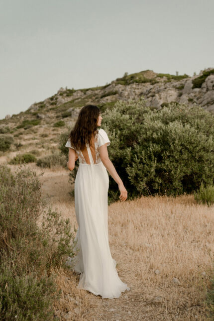 LA ROBE KINDLY est une robe de mariée en crêpe écoresponsable, mousseline de soie et broderies de coquelicots française. Un équilibre de simplicité et de fraicheur pour une mariée naturelle. LA ROBE KINDLY