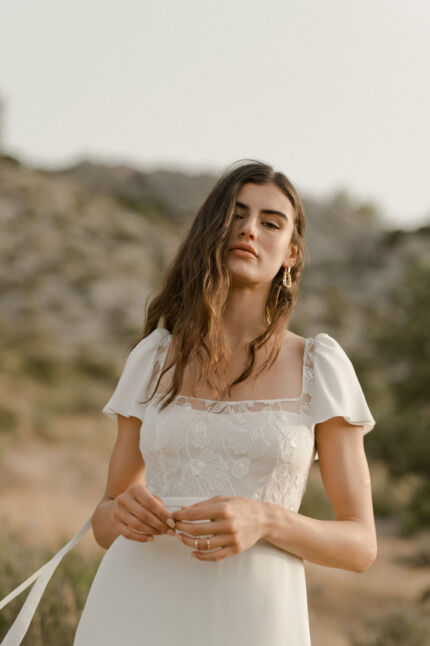LA ROBE KINDLY est une robe de mariée en crêpe écoresponsable, mousseline de soie et broderies de coquelicots française. Un équilibre de simplicité et de fraicheur pour une mariée naturelle. LA ROBE KINDLY