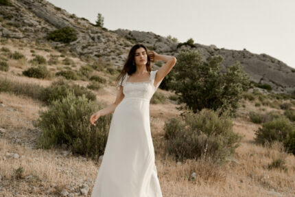 LA ROBE KINDLY est une robe de mariée en crêpe écoresponsable, mousseline de soie et broderies de coquelicots française. Un équilibre de simplicité et de fraicheur pour une mariée naturelle. LA ROBE KINDLY