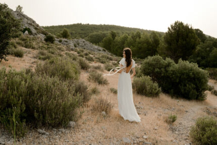 LA ROBE KINDLY est une robe de mariée en crêpe écoresponsable, mousseline de soie et broderies de coquelicots française. Un équilibre de simplicité et de fraicheur pour une mariée naturelle. LA ROBE KINDLY