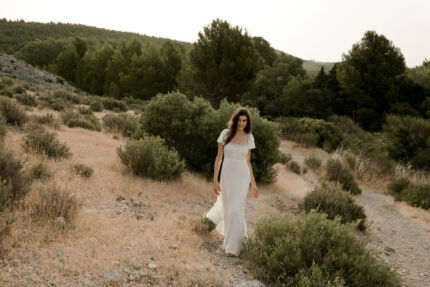 LA ROBE KINDLY est une robe de mariée en crêpe écoresponsable, mousseline de soie et broderies de coquelicots française. Un équilibre de simplicité et de fraicheur pour une mariée naturelle. LA ROBE KINDLY