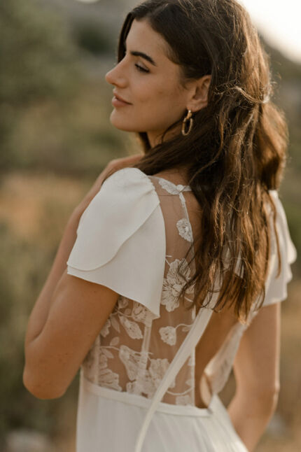 LA ROBE KINDLY est une robe de mariée en crêpe écoresponsable, mousseline de soie et broderies de coquelicots française. Un équilibre de simplicité et de fraicheur pour une mariée naturelle. LA ROBE KINDLY