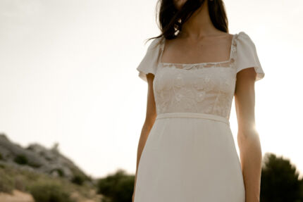 LA ROBE KINDLY est une robe de mariée en crêpe écoresponsable, mousseline de soie et broderies de coquelicots française. Un équilibre de simplicité et de fraicheur pour une mariée naturelle. LA ROBE KINDLY
