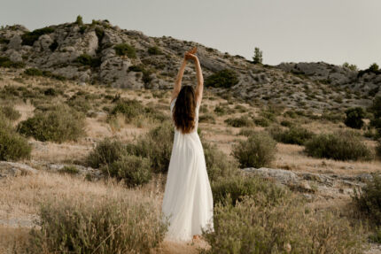 LA ROBE KINDLY est une robe de mariée en crêpe écoresponsable, mousseline de soie et broderies de coquelicots française. Un équilibre de simplicité et de fraicheur pour une mariée naturelle. LA ROBE KINDLY