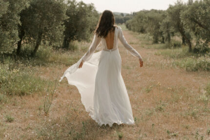 LA ROBE LOVE est une robe de mariée à manches longues, moderne et minimaliste. En crêpe écoresponsable, mousseline de soie et fine broderie, elle sera parfaite pour une mariée bohème-chic et romantique. LA ROBE LOVE