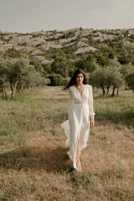 LA ROBE LOVE est une robe de mariée à manches longues, moderne et minimaliste. En crêpe écoresponsable, mousseline de soie et fine broderie, elle sera parfaite pour une mariée bohème-chic et romantique. LA ROBE LOVE
