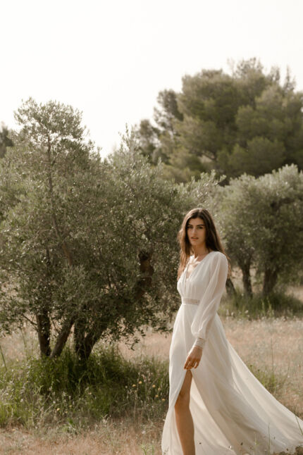 LA ROBE LOVE est une robe de mariée à manches longues, moderne et minimaliste. En crêpe écoresponsable, mousseline de soie et fine broderie, elle sera parfaite pour une mariée bohème-chic et romantique. LA ROBE LOVE