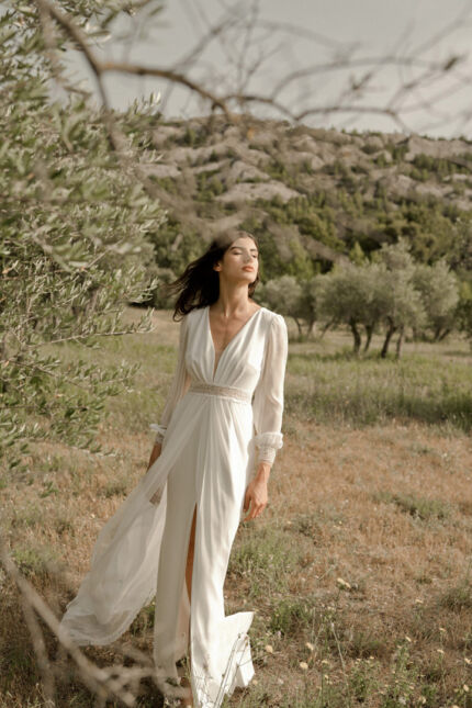 LA ROBE LOVE est une robe de mariée à manches longues, moderne et minimaliste. En crêpe écoresponsable, mousseline de soie et fine broderie, elle sera parfaite pour une mariée bohème-chic et romantique. LA ROBE LOVE