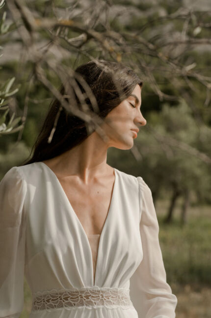 LA ROBE LOVE est une robe de mariée à manches longues, moderne et minimaliste. En crêpe écoresponsable, mousseline de soie et fine broderie, elle sera parfaite pour une mariée bohème-chic et romantique. LA ROBE LOVE