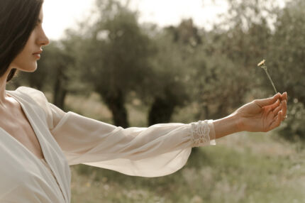 LA ROBE LOVE est une robe de mariée à manches longues, moderne et minimaliste. En crêpe écoresponsable, mousseline de soie et fine broderie, elle sera parfaite pour une mariée bohème-chic et romantique. LA ROBE LOVE
