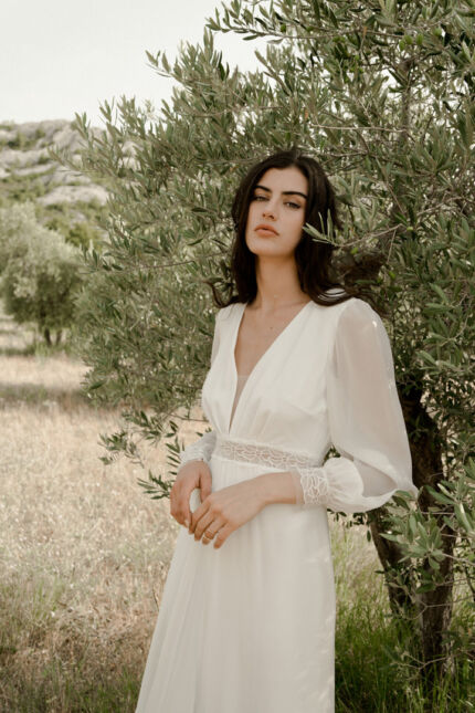 LA ROBE LOVE est une robe de mariée à manches longues, moderne et minimaliste. En crêpe écoresponsable, mousseline de soie et fine broderie, elle sera parfaite pour une mariée bohème-chic et romantique. LA ROBE LOVE