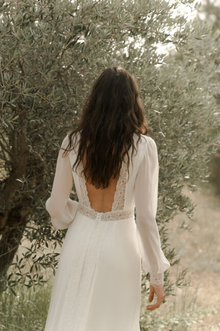 LA ROBE LOVE est une robe de mariée à manches longues, moderne et minimaliste. En crêpe écoresponsable, mousseline de soie et fine broderie, elle sera parfaite pour une mariée bohème-chic et romantique. LA ROBE LOVE