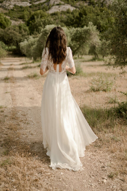 LA ROBE LIBERTY est une robe de mariée moderne et romantique en crêpe écoresponsable, mousseline de soie et guipure de fleurs. Originale et pleine de douceur elle fera une mariée aérienne et rayonnante. LA ROBE LIBERTY