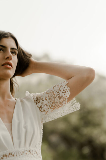 LA ROBE LIBERTY est une robe de mariée moderne et romantique en crêpe écoresponsable, mousseline de soie et guipure de fleurs. Originale et pleine de douceur elle fera une mariée aérienne et rayonnante. LA ROBE LIBERTY