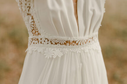 LA ROBE LIBERTY est une robe de mariée moderne et romantique en crêpe écoresponsable, mousseline de soie et guipure de fleurs. Originale et pleine de douceur elle fera une mariée aérienne et rayonnante. LA ROBE LIBERTY