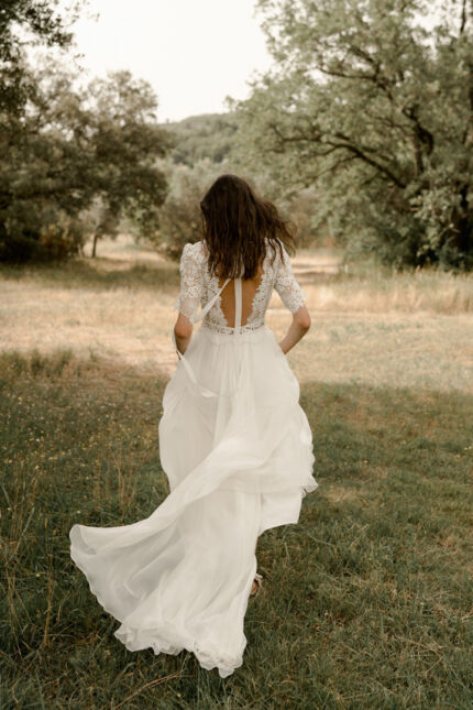 LA ROBE LIBERTY est une robe de mariée moderne et romantique en crêpe écoresponsable, mousseline de soie et guipure de fleurs. Originale et pleine de douceur elle fera une mariée aérienne et rayonnante. LA ROBE LIBERTY