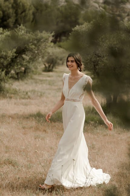 LA ROBE LIGHT est une robe de mariée moderne et chic en crêpe écoresponsable et broderie de coquelicots française. Son décolleté plongeant et les jeux de transparence en feront une mariée sensuelle. LA ROBE LIGHT