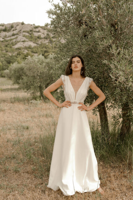 LA ROBE LIGHT est une robe de mariée moderne et chic en crêpe écoresponsable et broderie de coquelicots française. Son décolleté plongeant et les jeux de transparence en feront une mariée sensuelle. LA ROBE LIGHT