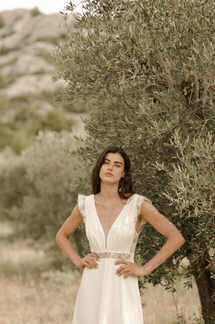 LA ROBE LIGHT est une robe de mariée moderne et chic en crêpe écoresponsable et broderie de coquelicots française. Son décolleté plongeant et les jeux de transparence en feront une mariée sensuelle. LA ROBE LIGHT