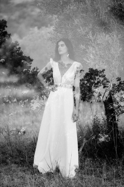 LA ROBE LIGHT est une robe de mariée moderne et chic en crêpe écoresponsable et broderie de coquelicots française. Son décolleté plongeant et les jeux de transparence en feront une mariée sensuelle. LA ROBE LIGHT