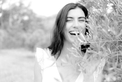 LA ROBE LIGHT est une robe de mariée moderne et chic en crêpe écoresponsable et broderie de coquelicots française. Son décolleté plongeant et les jeux de transparence en feront une mariée sensuelle. LA ROBE LIGHT