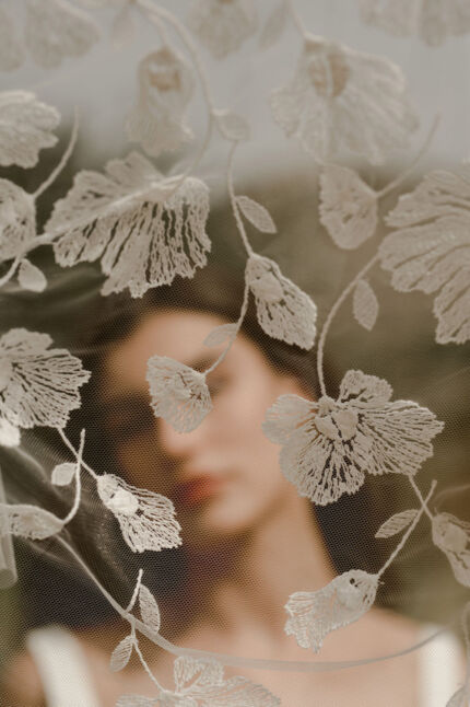 LA ROBE LONG LIVED est une robe de mariée moderne et minimaliste toute en crêpe écoresponsable ; une grande simplicité pour une mariée avec une forte personnalité. La blouse KISS en broderie coquelicots, made in France, lui apportera une touche espiègle et poétique pour une mariée bohème chic. LA ROBE LONG LIVED