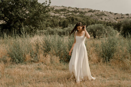 LA ROBE LONG LIVED est une robe de mariée moderne et minimaliste toute en crêpe écoresponsable ; une grande simplicité pour une mariée avec une forte personnalité. La blouse KISS en broderie coquelicots, made in France, lui apportera une touche espiègle et poétique pour une mariée bohème chic. LA ROBE LONG LIVED