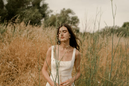 LA ROBE LONG LIVED est une robe de mariée moderne et minimaliste toute en crêpe écoresponsable ; une grande simplicité pour une mariée avec une forte personnalité. La blouse KISS en broderie coquelicots, made in France, lui apportera une touche espiègle et poétique pour une mariée bohème chic. LA ROBE LONG LIVED