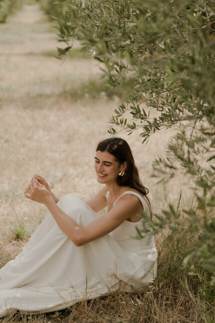 LA ROBE LONG LIVED est une robe de mariée moderne et minimaliste toute en crêpe écoresponsable ; une grande simplicité pour une mariée avec une forte personnalité. La blouse KISS en broderie coquelicots, made in France, lui apportera une touche espiègle et poétique pour une mariée bohème chic. LA ROBE LONG LIVED