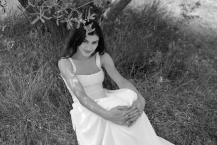 LA ROBE LONG LIVED est une robe de mariée moderne et minimaliste toute en crêpe écoresponsable ; une grande simplicité pour une mariée avec une forte personnalité. La blouse KISS en broderie coquelicots, made in France, lui apportera une touche espiègle et poétique pour une mariée bohème chic. LA ROBE LONG LIVED