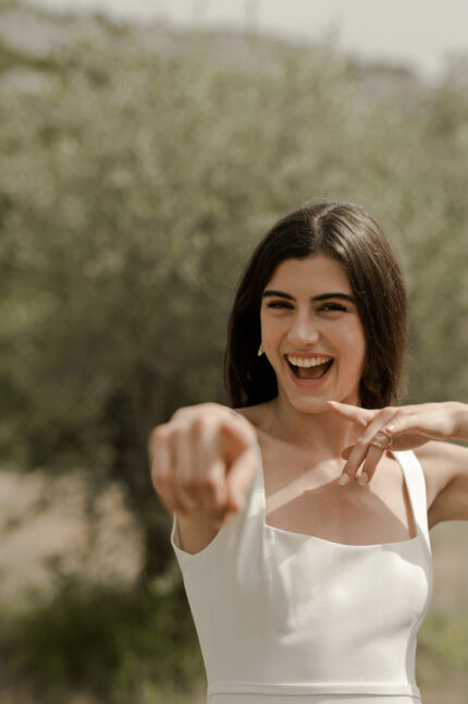 LA ROBE LONG LIVED est une robe de mariée moderne et minimaliste toute en crêpe écoresponsable ; une grande simplicité pour une mariée avec une forte personnalité. La blouse KISS en broderie coquelicots, made in France, lui apportera une touche espiègle et poétique pour une mariée bohème chic. LA ROBE LONG LIVED
