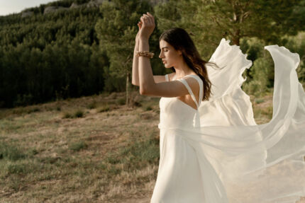 LA ROBE LONG FOR est une robe de mariée moderne et romantique en crêpe écoresponsable et mousseline de soie, pour celles qui souhaitent foncer dans la vie en toute simplicité et légèreté. Ses bretelles sont amovibles, pour privilégier son décolleté bustier et sa fente sera ouverte selon votre envie, pour une mariée libre et authentique. LA ROBE LONG FOR