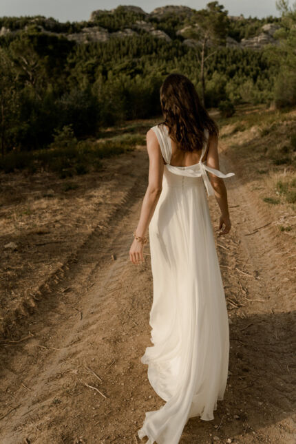 LA ROBE LONG FOR est une robe de mariée moderne et romantique en crêpe écoresponsable et mousseline de soie, pour celles qui souhaitent foncer dans la vie en toute simplicité et légèreté. Ses bretelles sont amovibles, pour privilégier son décolleté bustier et sa fente sera ouverte selon votre envie, pour une mariée libre et authentique. LA ROBE LONG FOR