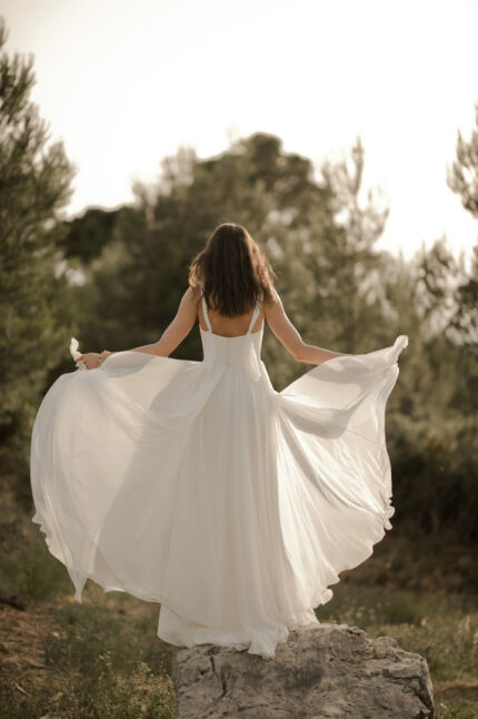 LA ROBE LONG FOR est une robe de mariée moderne et romantique en crêpe écoresponsable et mousseline de soie, pour celles qui souhaitent foncer dans la vie en toute simplicité et légèreté. Ses bretelles sont amovibles, pour privilégier son décolleté bustier et sa fente sera ouverte selon votre envie, pour une mariée libre et authentique. LA ROBE LONG FOR