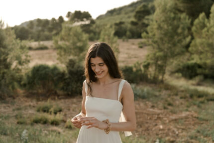 LA ROBE LONG FOR est une robe de mariée moderne et romantique en crêpe écoresponsable et mousseline de soie, pour celles qui souhaitent foncer dans la vie en toute simplicité et légèreté. Ses bretelles sont amovibles, pour privilégier son décolleté bustier et sa fente sera ouverte selon votre envie, pour une mariée libre et authentique. LA ROBE LONG FOR