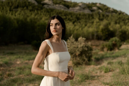 LA ROBE LONG FOR est une robe de mariée moderne et romantique en crêpe écoresponsable et mousseline de soie, pour celles qui souhaitent foncer dans la vie en toute simplicité et légèreté. Ses bretelles sont amovibles, pour privilégier son décolleté bustier et sa fente sera ouverte selon votre envie, pour une mariée libre et authentique. LA ROBE LONG FOR