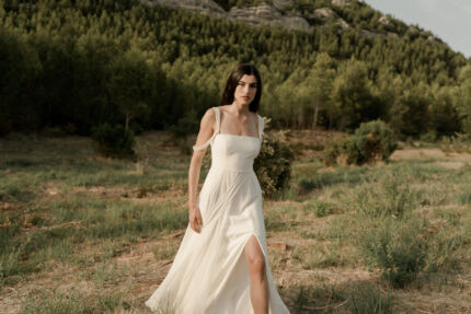 LA ROBE LONG FOR est une robe de mariée moderne et romantique en crêpe écoresponsable et mousseline de soie, pour celles qui souhaitent foncer dans la vie en toute simplicité et légèreté. Ses bretelles sont amovibles, pour privilégier son décolleté bustier et sa fente sera ouverte selon votre envie, pour une mariée libre et authentique. LA ROBE LONG FOR