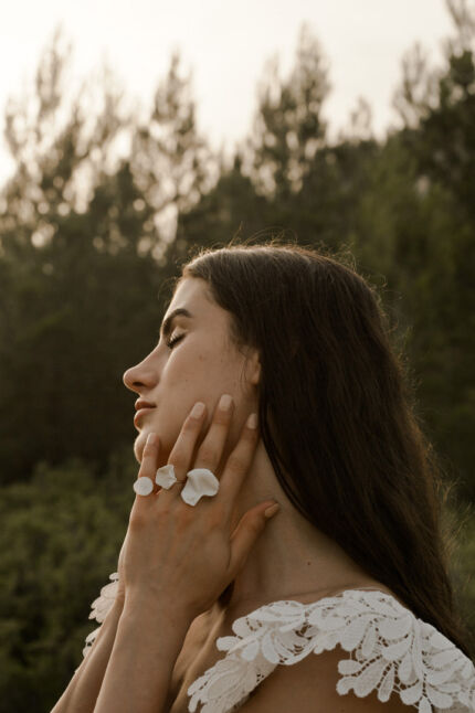 LA ROBE LUCKY LOVE est une robe de mariée en crêpe écoresponsable et mousseline de soie avec un buste tout en guipure et les épaules habillées de volants, pour une mariée débordante d’énergie et de gaîté de vivre. LA ROBE LUCKY LOVE