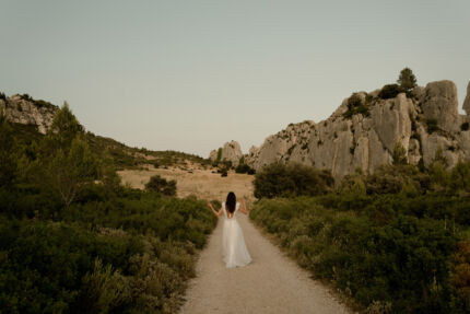 LA ROBE LUCKY LOVE est une robe de mariée en crêpe écoresponsable et mousseline de soie avec un buste tout en guipure et les épaules habillées de volants, pour une mariée débordante d’énergie et de gaîté de vivre. LA ROBE LUCKY LOVE