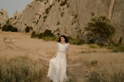 LA ROBE LOOKER est une robe de mariée moderne très chic. En crêpe fluide et guipure écoresponsable, ses manches rehaussées, sa taille transparente et son grand décolleté dans le dos apportent force et originalité pour une mariée affirmée. Bijoux LA ROBE LOOKER