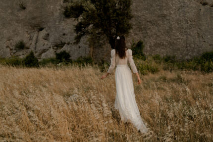 LA ROBE MAESTRA est une robe de mariée bohème moderne chic et très cool. Toute en mousseline de soie brodée. Très légère, elle offrira une énergie pleine d’oxygène à une mariée qui souhaite sortir des codes. LA ROBE MAESTRA