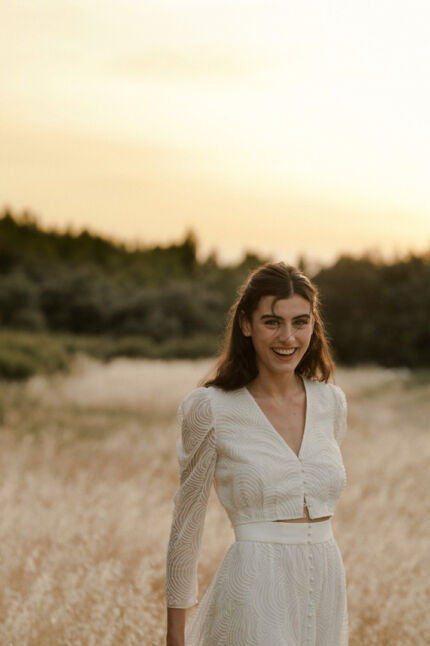 LA ROBE MAESTRA est une robe de mariée bohème moderne chic et très cool. Toute en mousseline de soie brodée. Très légère, elle offrira une énergie pleine d’oxygène à une mariée qui souhaite sortir des codes. LA ROBE MAESTRA