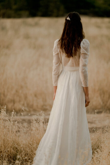 LA ROBE MAESTRA est une robe de mariée bohème moderne chic et très cool. Toute en mousseline de soie brodée. Très légère, elle offrira une énergie pleine d’oxygène à une mariée qui souhaite sortir des codes. LA ROBE MAESTRA
